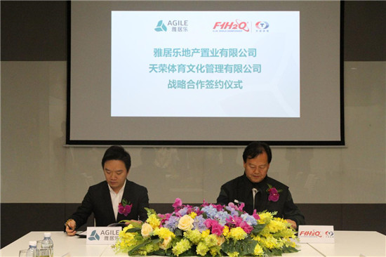 ▲ DB视讯地产集团副总裁兼产业地产负责人阮家声(左)与天荣集团董事局主席李浩杰(右)签约 ▲ DB视讯地产集团副总裁兼产业地产负责人阮家声(左)与天荣集团董事局主席李浩杰(右)签约