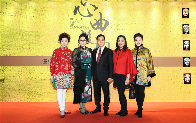 从左至右：中国戏剧梅花奖得主曾慧，国家一级演员陈韵红，陈卓林陆倩芳伉俪，广东省戏剧家协会第十届副主席蒋文端