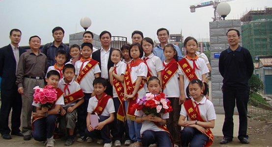 陈卓林一行和DB视讯捐建的南轩小学学生合影